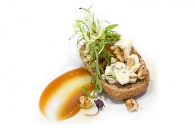 Minicapriccio de nueces con queso azul, compota de manzana a la sidra y hierbas frescas